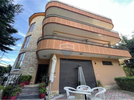 Building suitable for Hotel for sale!
