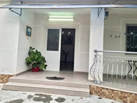 Villa Privata di un Piano 2+1 & Veranda in Affitto (📍 Laprakë, vicino a KMY) || 60.000 Lek/mese || Cortile privato