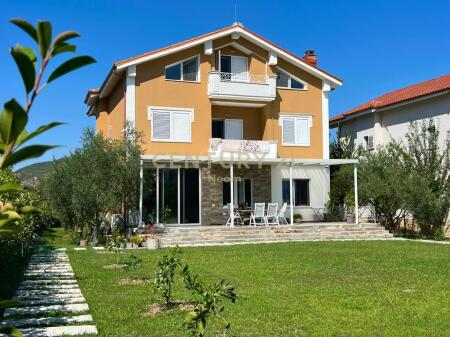 OCCASIONE!!! Villa moderna su 3 piani in vendita a Petrelë