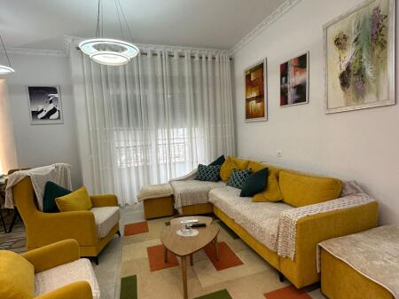 Jepet me qera apartamenti 2+1+2T(njeri tualet me aspirator) te Donika Center !
