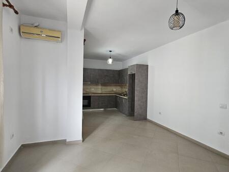 Jepet Me Qira BOSH : *3+1 +2 ballkone+ vend parkimi (kati 2 shtepi private)   * ( *📍 Fresk , prane Unazes se madhe )* || *40,000 Leke/muaj* || S.130 m
