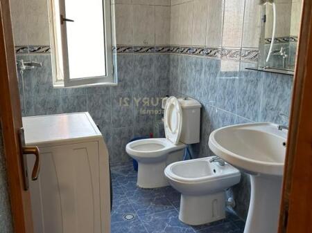 Jepet me Qira Apartament 1+1 tek Rr Kavajes 500 € /Muaj