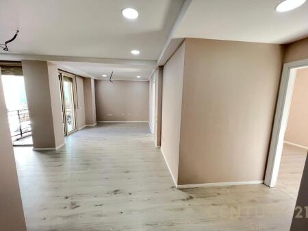 Commercial space for rent opposite Kristal Shopping Center! 1,000 € /Month