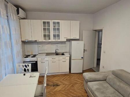 Apartament 1+1 per qira te Rruga e Barrikadavve