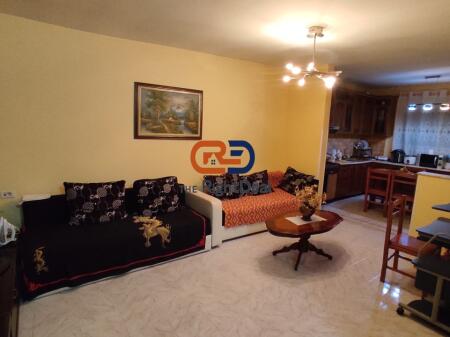 Tek Shkolla E Bashkuar, Shitet Apartament 2+1 Me Kubature Te Rregullt !!