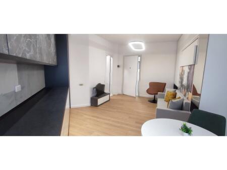 Shitet Garsoniere – Komuna e Parisit, pranë Mbikalimit dhe Big Market 82,000 €