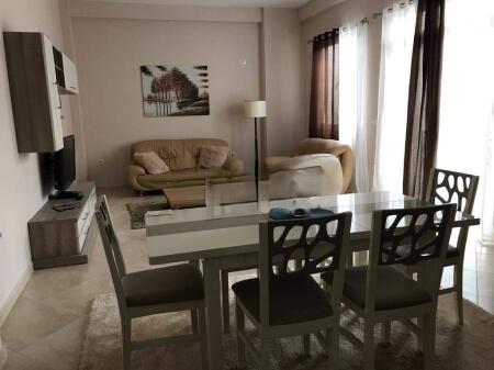 Jepet me qira apartament 1+1 ne rr. Muhamet Deliu ne fresk. 385 € /Muaj