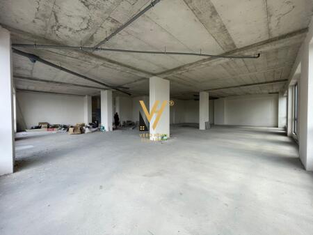COMMERCIAL SPACE OF 300 M2 FOR RENT IN PORCELAN 3,000 EURO