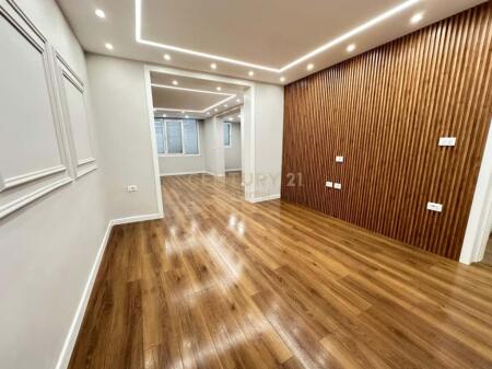 Shitet apartament 3+1 ne Bllok , prane Piceri Eres . 350,000 €
