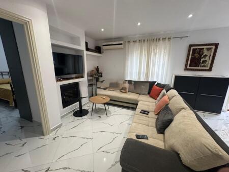 Qira, Shtepi Private 2+1, Rruga 5 Maji 600 € /Muaj