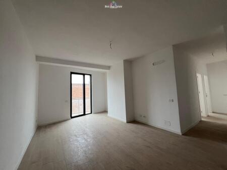 Ufficio In Affitto 3+1 Presso Mine Peza (ID BZ2702) Tirane
