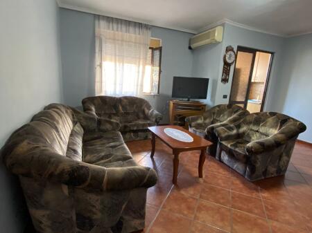 🏢A pochi minuti da Piazza Skenderbej, Via Bardhok Biba affitta un appartamento arredato 2+1. 550 Euro