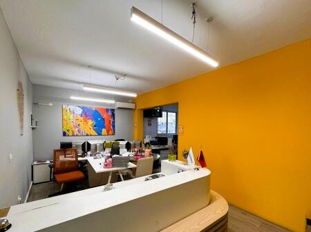 AMBIENTE COMMERCIALE OPEN SPACE PRESSO MYSLYM SHYRI !
