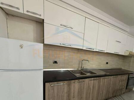 Me qira – Apartament 2+1+2, i pozicionuar në Rrugën Reshit Maloku, pranë Bulevardit të Ri.