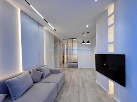 Shitet , Apartament 2+1, 21 Dhjetori, Tiranë. 