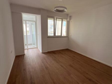 Shitet apartament 1+1+bllk