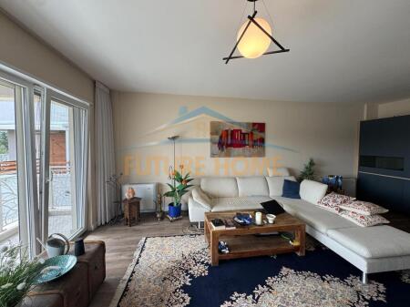 VILLA SU 4 PIANI IN VENDITA, A FARKE CON VISTA LAGO