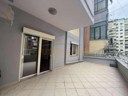 Shitet , Apartament 2+1+2, Komuna Parisit
