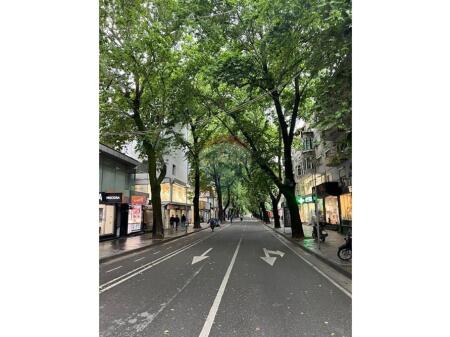 NEGOZIO IN AFFITTO IN VIA MYSLYM SHYRI!