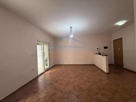 Shitet , Apartament 2+1+2, Komuna Parisit
