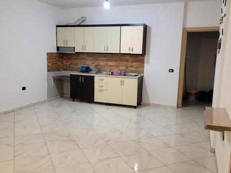 🏢Ne zonen e Astirit,prane Bar 2 Palmat,jepet me qera apartament 2+1,pjeserisht i mobiluar 380Euro   