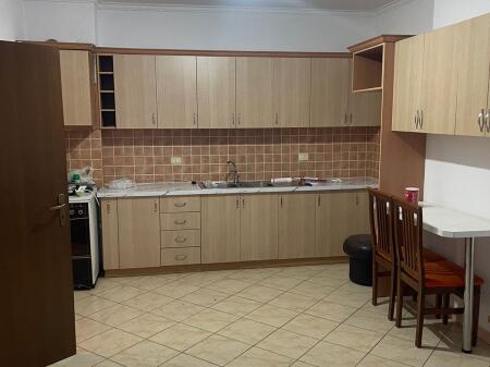 Tiranë, jepet me qera apartament 1+1 në katin e 8-të,me ashensor, 70 m²,rr kavajes.