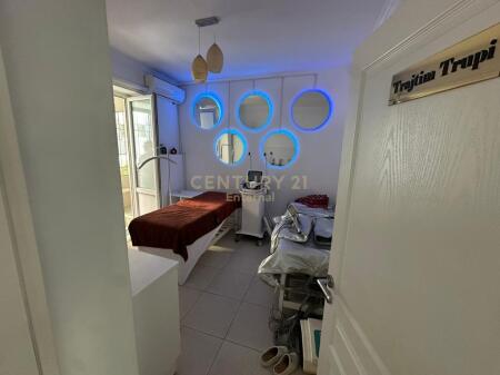 Spazio lavoro 3+1 nel cuore di Myslym Shyri – Pronto per studio o clinica
