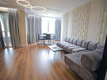 Shitet apartament 2+1 pranë Stadiumit Dinamo