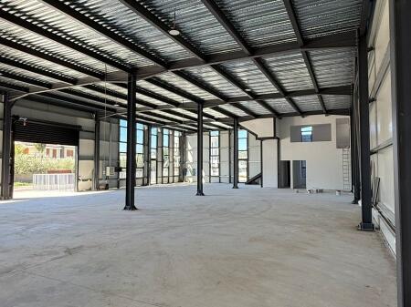 INDUSTRIAL WAREHOUSE FOR RENT – LAKNAS 📍 300 m from Rinas Road  Total area: 1,000 m² (2 floors of 500 m² each)
