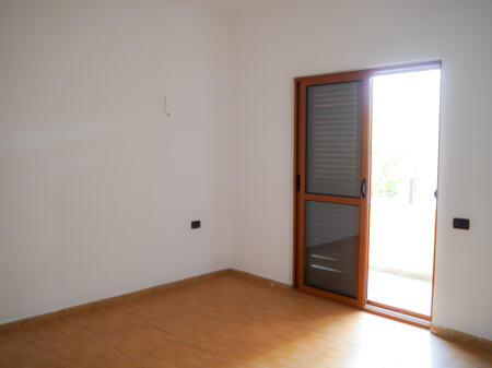 Casa privata su 3 piani in vendita con cortile e spazio parcheggio