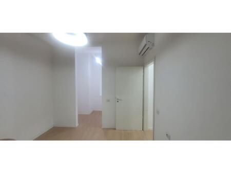 Jepet me qera  apartament me 3 ambiente per Zyra  