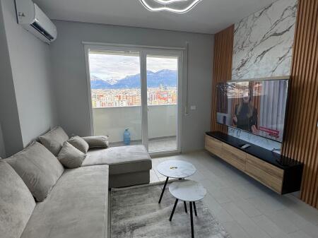 🏡 Qira Apartament 1+1 – Golden Park 📍 Pallati i parë në rrugë, përballë “Amerikan 3” 🏢 Kati i 5-të | Me 2 ashensorë | Pallat i sapo ndërtuar 🛋️ I pabanuar më parë – totalisht fringo i ri 🛏️ 1 dhomë gjumi • 🛁 1 tualet • 🌅 1 ballkon 💶 55,000 lekë/muaj