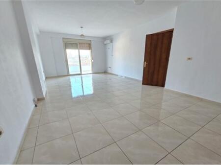 Shitet apartament 2+1+2 ne Don Bosko prane Viva Market .