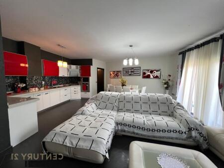 Jepet apartament 2+1 me qira në Fresk Tiranë