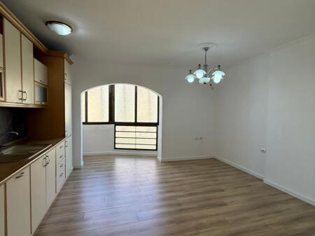 🏠Shitet Apartament 2+1 📍Ish Fusha e Aviacionit, Kati i 5, me ashensor, Me Hipoteke, 💶 Çmimi : 165.000€