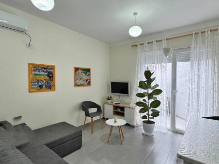 Appartamento Moderno 1+1 con Ampio Balcone in Affitto – Durazzo, Zona Spiaggia