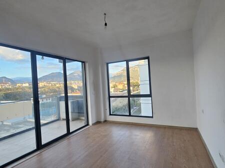 Prima Volta in Affitto: *2+1+2wc & Balcone* (VUOTO)  POSIZIONE  *(📍5 MAGGIO  (i nuovi palazzi costruiti dal Comune) * ~ *40.000 leke/Mese*