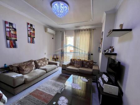 Shitet Apartament 2+1 , Unaza e Re, prane Bar Ikon.