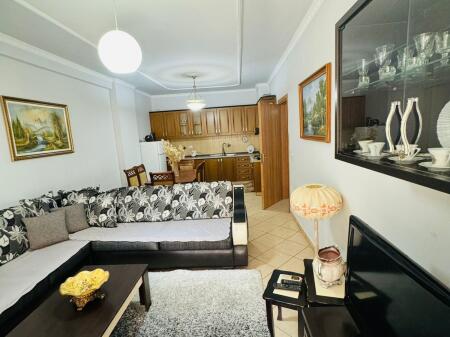 🏡 Qira Apartament 2+1 📍 Astir – përballë Bar Artistit 🏢 Kati i 3-të, pallat kryesor në rrugë 🪜 Me ashensor 📐 120 m² | 🧺 Dhomë veshje + 1 ballkon 💶 55,000 lekë / muaj