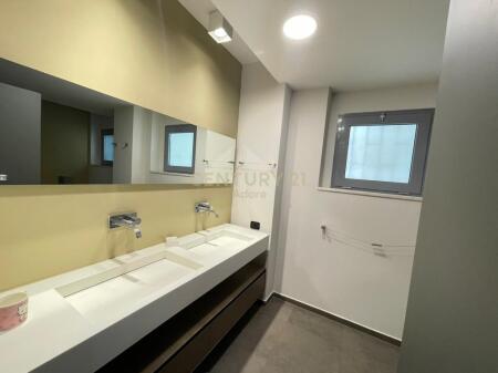 AFFITTASI UFFICIO PRESSO TORRE DRINI, NEL CENTRO DI TIRANA