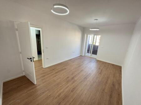 🏠 Shitet Apartament 1+1 📍 Don Bosko, Rruga Muzaket 📐 Sipërfaqe: 56 m² 🏢 Kati i 7-të me ashensor 📄 Me hipotekë 💶 117.000 euro