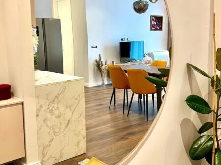In Affitto: *2+1+2wc & Balcone* *(📍Komuna e Parisit - Vicino a Kika 2)* - Palazzo Nuovo - 9° Piano - *1.100€/Mese* - Sup. 105m² | Investito nei dettagli con Architetto