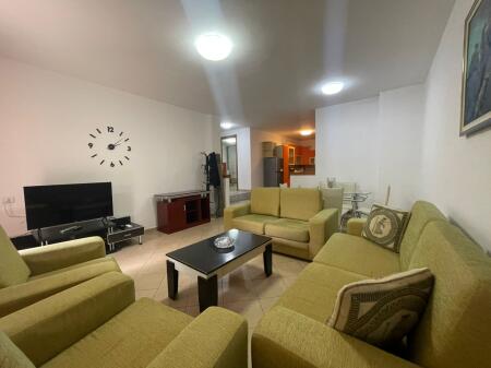 🏢A pochi minuti dalla Scuola Rossa, Via Riza Cerova, si affitta appartamento 2+1+2, arredato. 60.000 Leke
