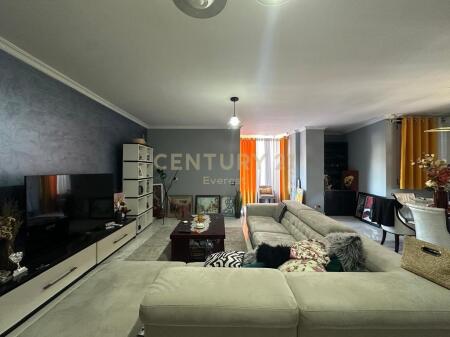 YZBERISHT, VENDIAMO APPARTAMENTO 3+1+2 (Possibilità di dividere in 2 appartamenti) 200.000 €