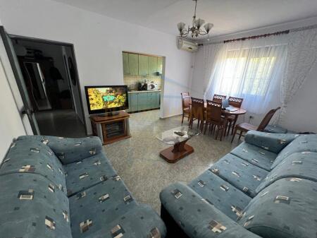 Vendita, Appartamento 1+1, Ali Demi, Tirana. Descrizione L'appartamento si trova ad Ali Demi, vicino alla Scuola 1 Maggio. Informazioni generali • Superficie netta: 53,6 m2 • 3° piano Organizzazione: • Soggiorno • Zona cucina • Camera da letto • Bagno • 1 Balcone Altre caratteristiche: • Vuoto • Posizione perfetta • Edificio esistente • Con ipoteca Per visitare la proprietà contattaci!