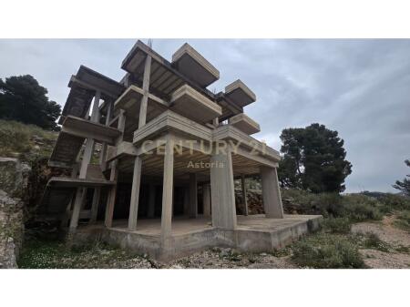 Vilë në ndërtim me pamje mahnitëse nga deti – Sarandë 400,000 €