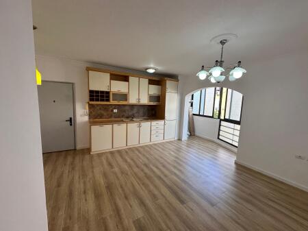 ✨ Appartamento 2+1 in vendita nel Campo di Aviazione! ✨ 5° piano con ascensore 🏠 Appartamento vuoto, pronto per abitare 🛋️ Soggiorno + cucina, 2 camere da letto, 🛁 bagno e 🌅 balcone con vista aperta Superficie 81 m2  📄 Documentazione regolare 🏦 Possibilità di acquisto anche con credito bancario  💶 Prezzo: 165.000 €