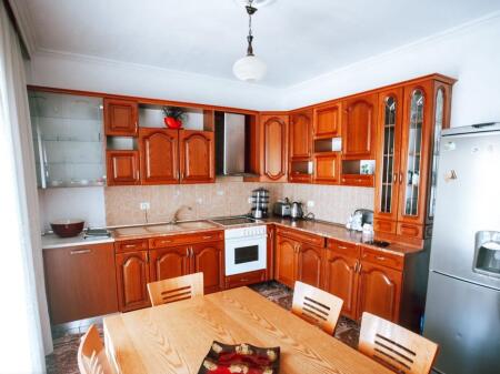🏠Ne zonen e 5 Majit,prane Concord Center jepet me qera kati i 4-et i nje vile3+1,i mobiluar.550 Euro