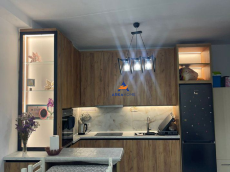 AFFITTASI APPARTAMENTO 1+1+2 BALCONI + POSTO AUTO "AL COMPLESSO GOLDEN PARK, KOMBINAT" 51000 LEKE