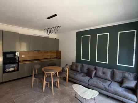 Shitet apartament në zonën Shkëmbi i Kavajës, 1+1 me verandë dhe depo.